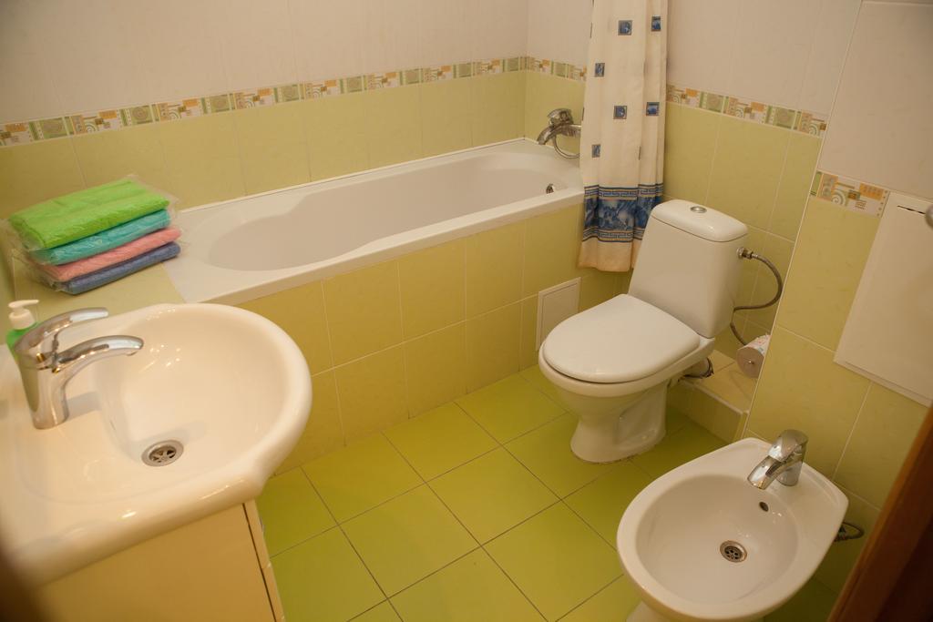 Apartment In 2 Min From Poznyaky Metro Station Kyiv Exterior photo