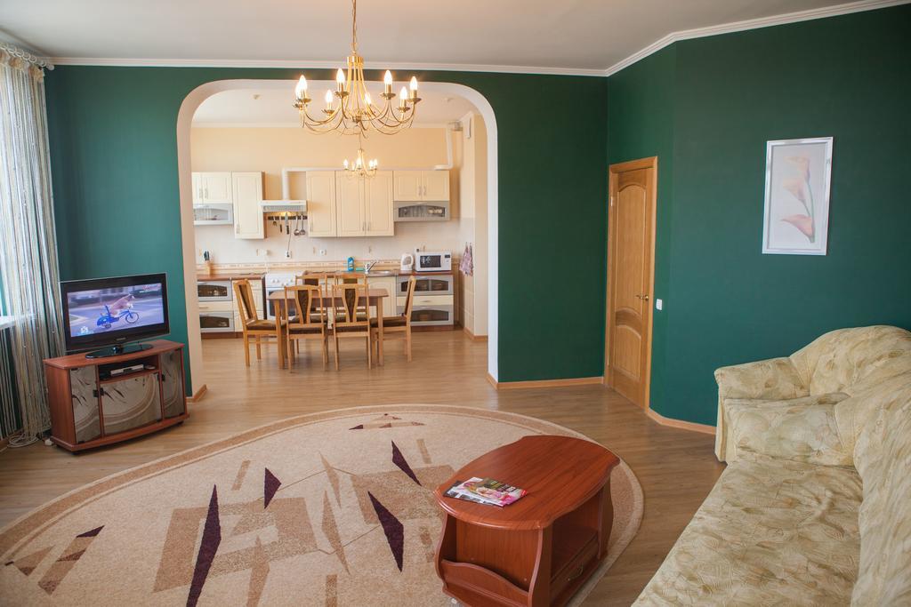 Apartment In 2 Min From Poznyaky Metro Station Kyiv Exterior photo